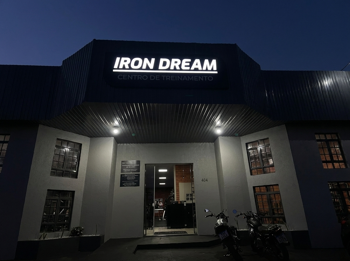 Fachada da Iron Dream à noite