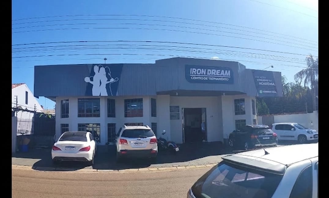 Fachada da Iron Dream durante o dia